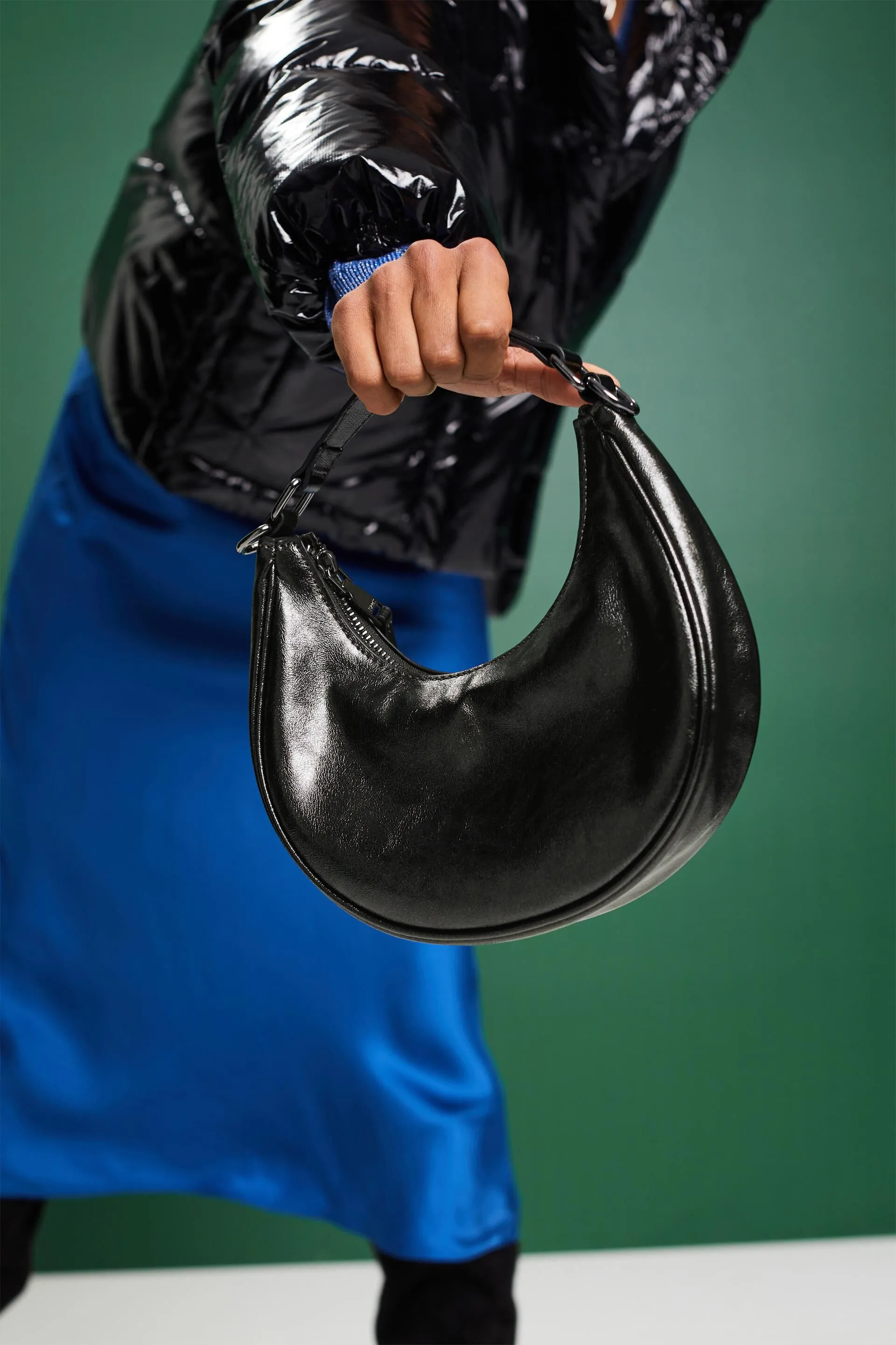 Borsa a mezzaluna in similpelle