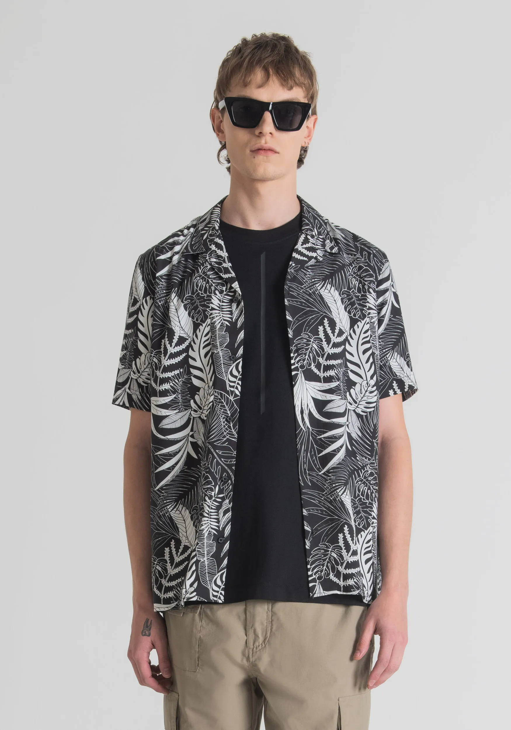CAMICIA STRAIGHT FIT A MANICHE CORTE IN MISTO COTONE CON STAMPA TROPICALE ALL OVER