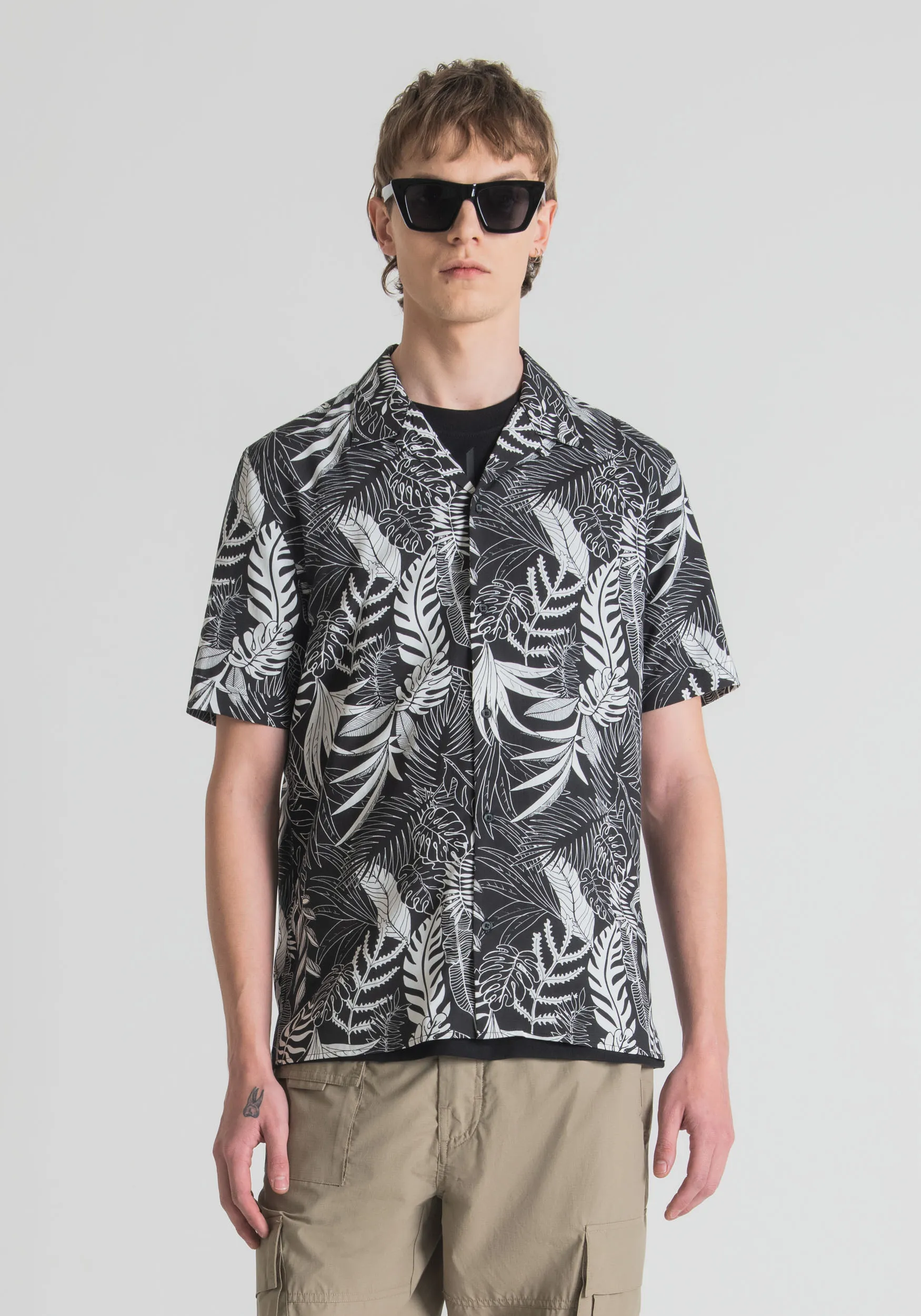 CAMICIA STRAIGHT FIT A MANICHE CORTE IN MISTO COTONE CON STAMPA TROPICALE ALL OVER