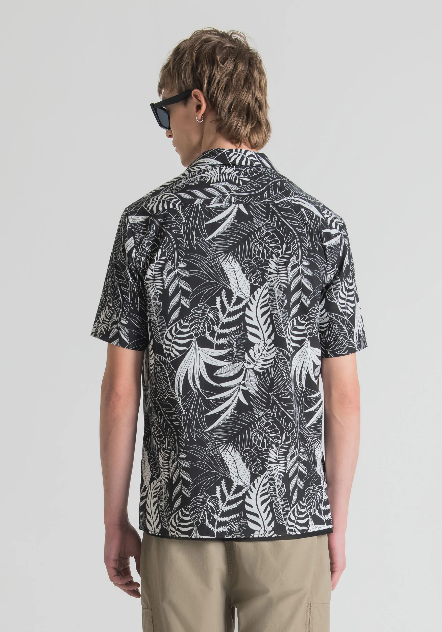CAMICIA STRAIGHT FIT A MANICHE CORTE IN MISTO COTONE CON STAMPA TROPICALE ALL OVER
