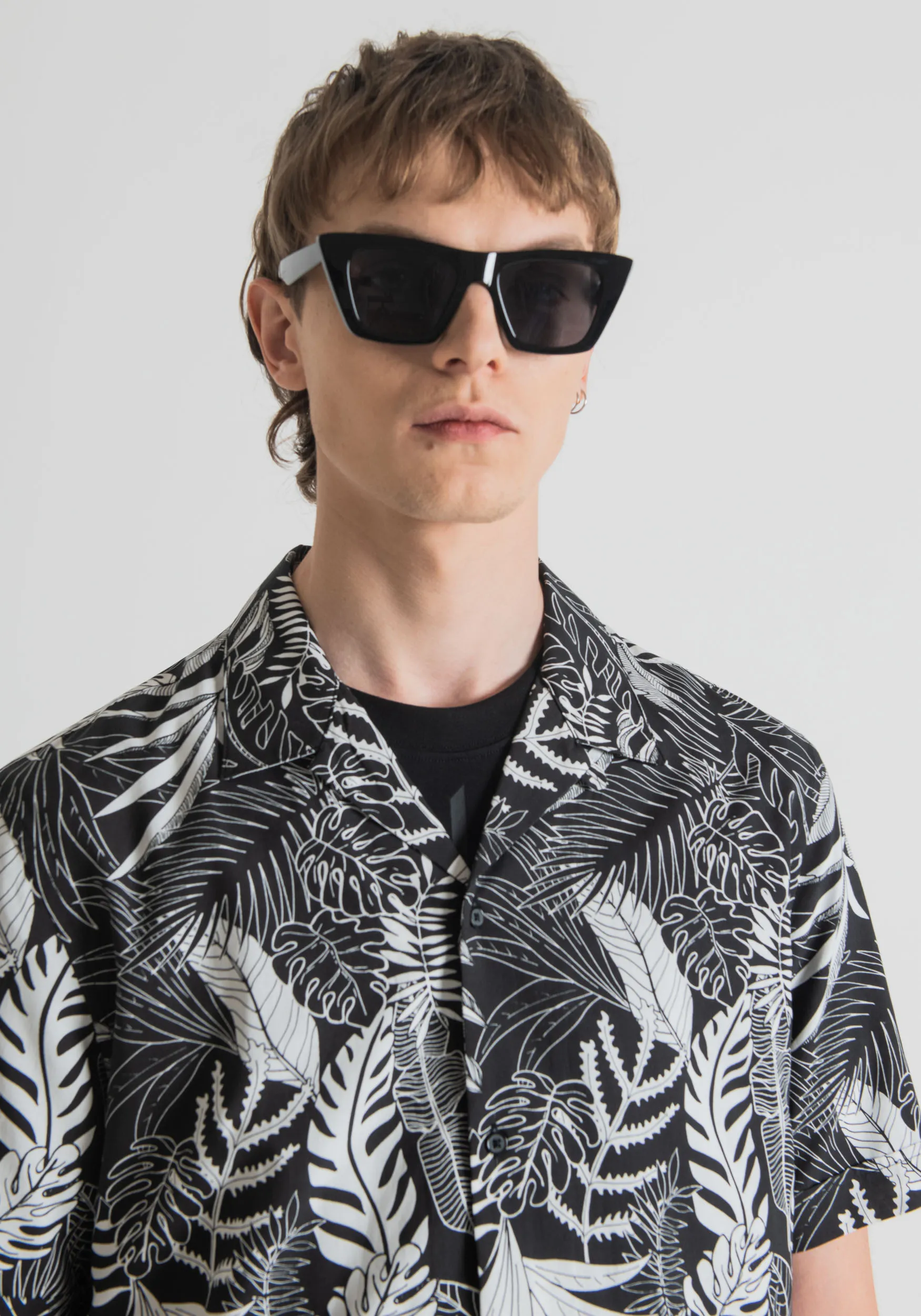 CAMICIA STRAIGHT FIT A MANICHE CORTE IN MISTO COTONE CON STAMPA TROPICALE ALL OVER