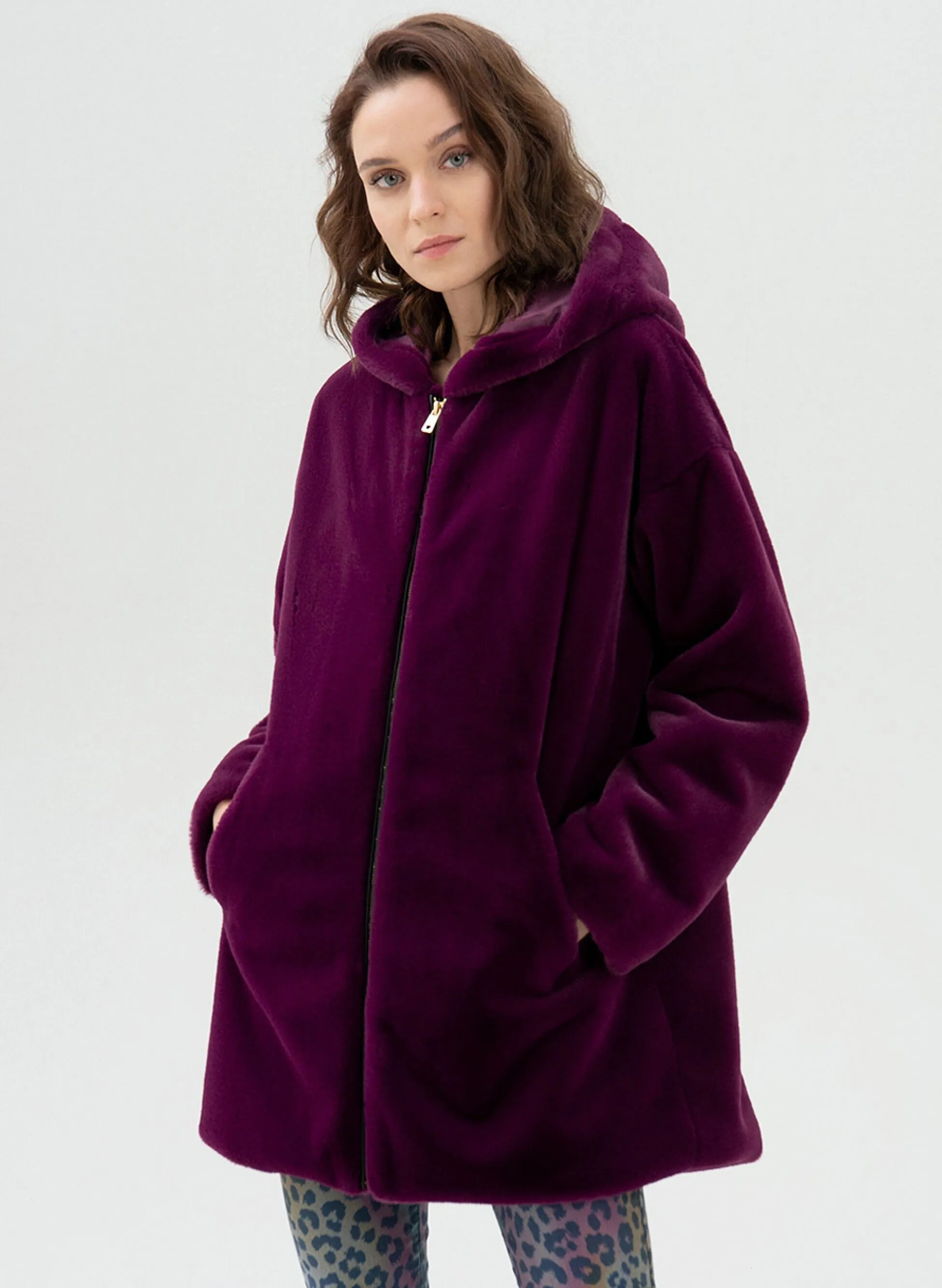 cappotto medio in eco pelliccia con cappuccio