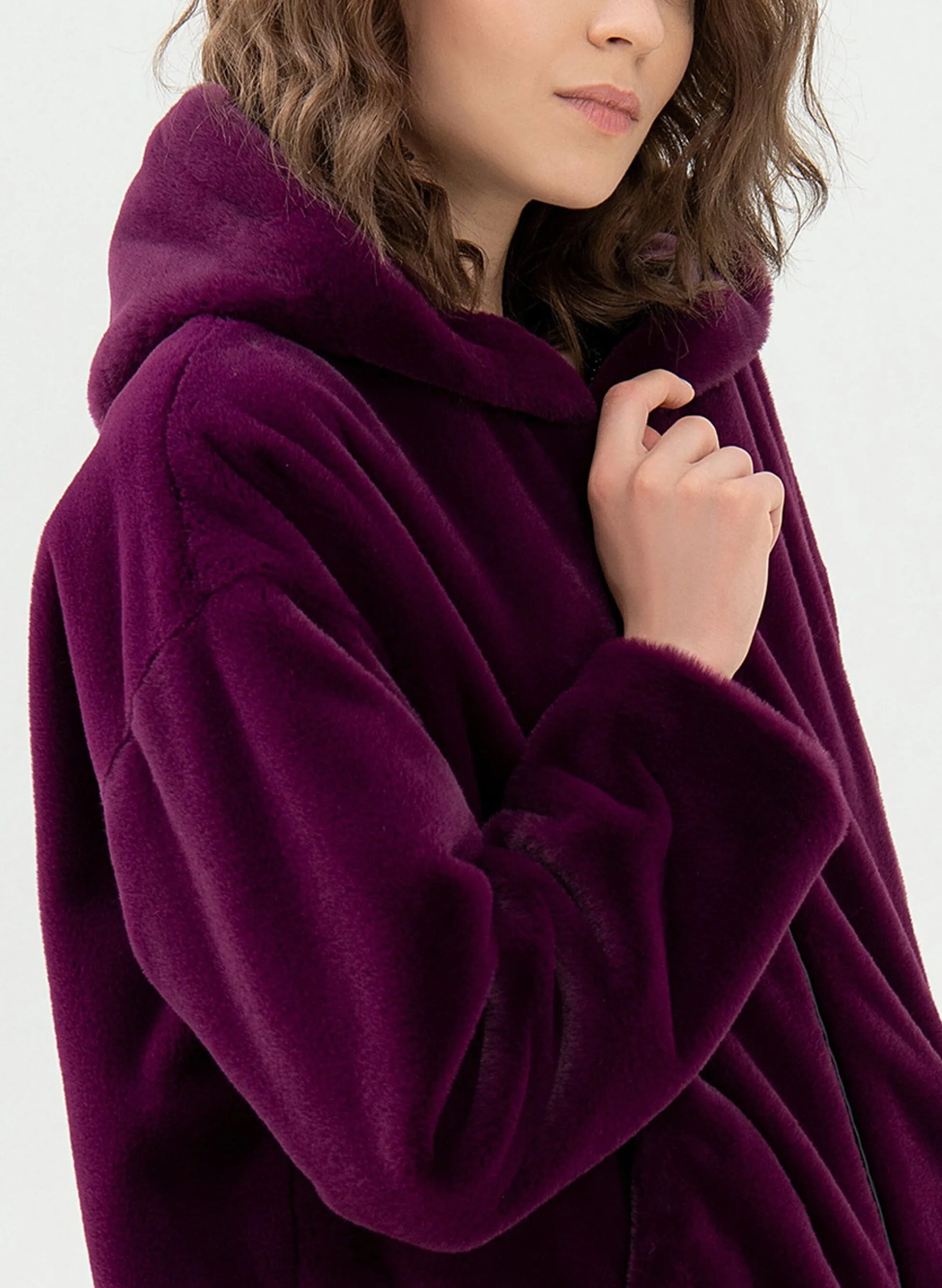 cappotto medio in eco pelliccia con cappuccio