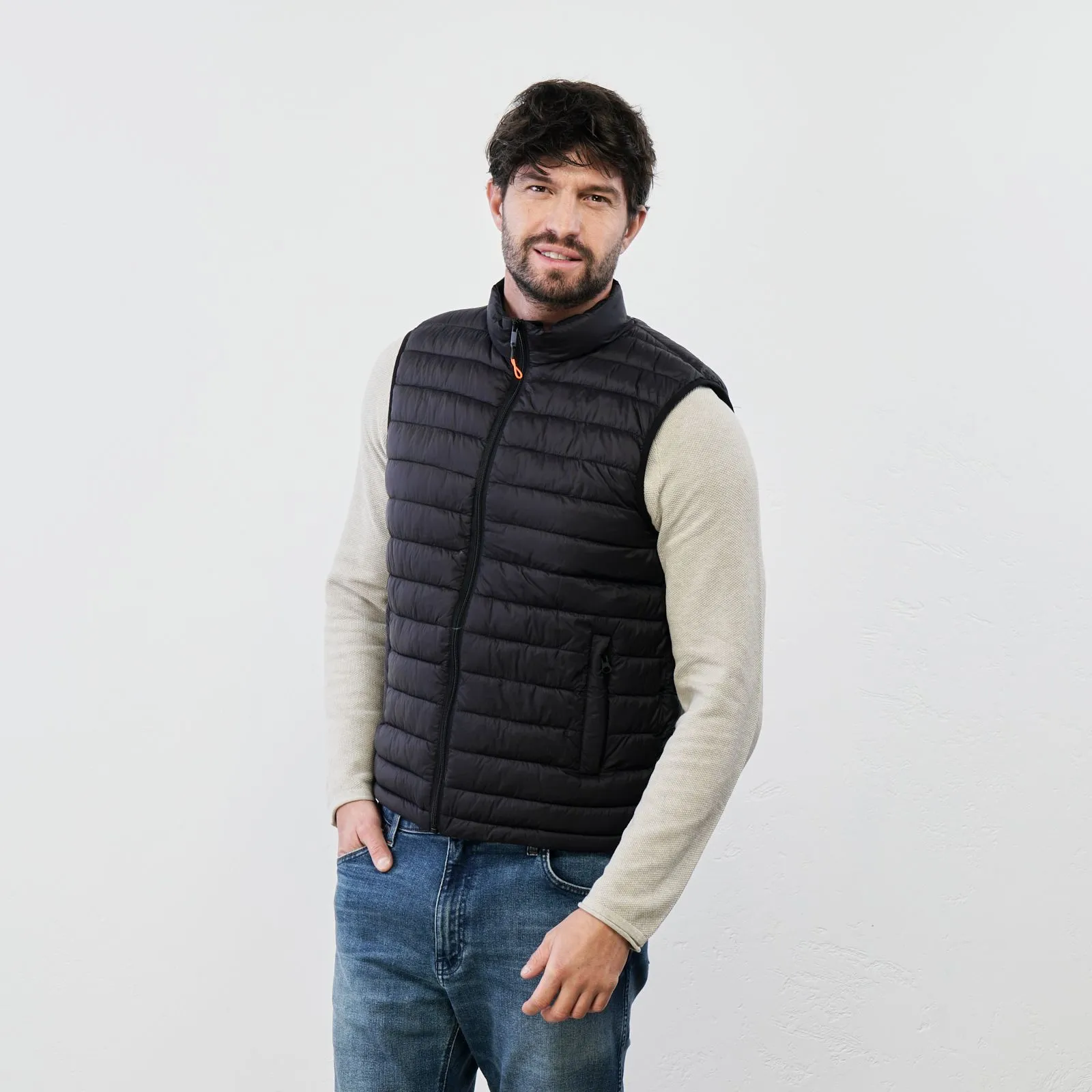 Gilet nero imbottito con zip e tasche