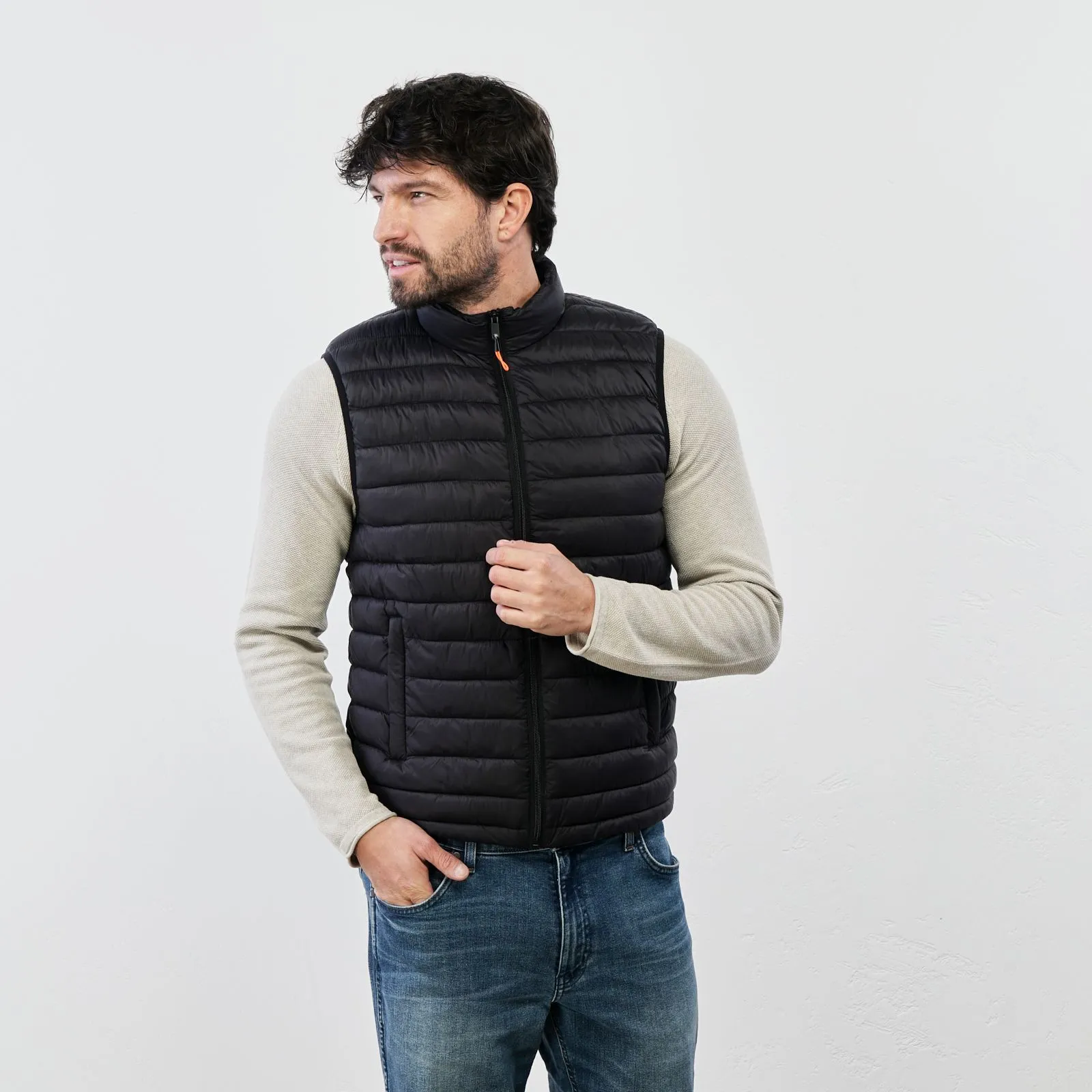 Gilet nero imbottito con zip e tasche