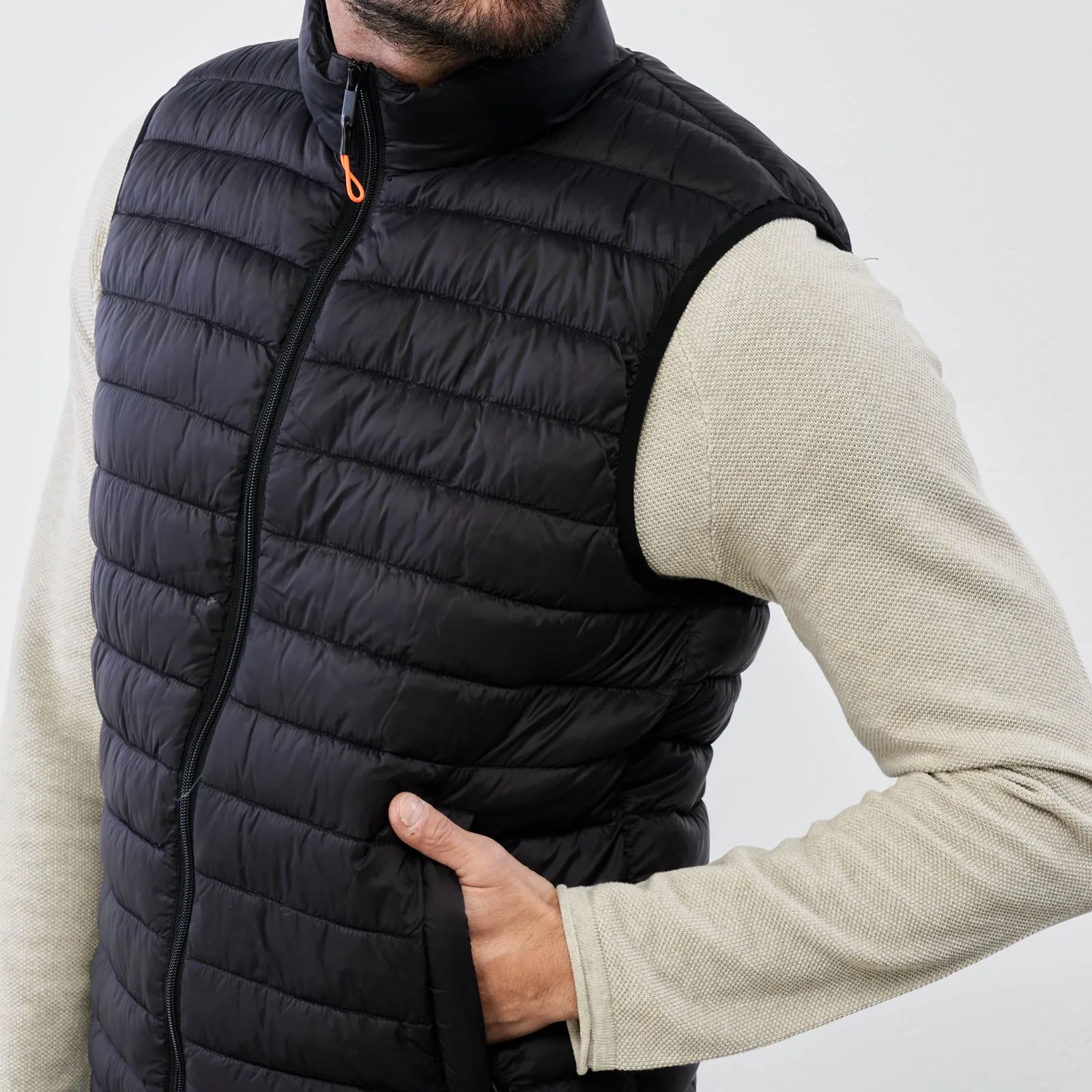 Gilet nero imbottito con zip e tasche
