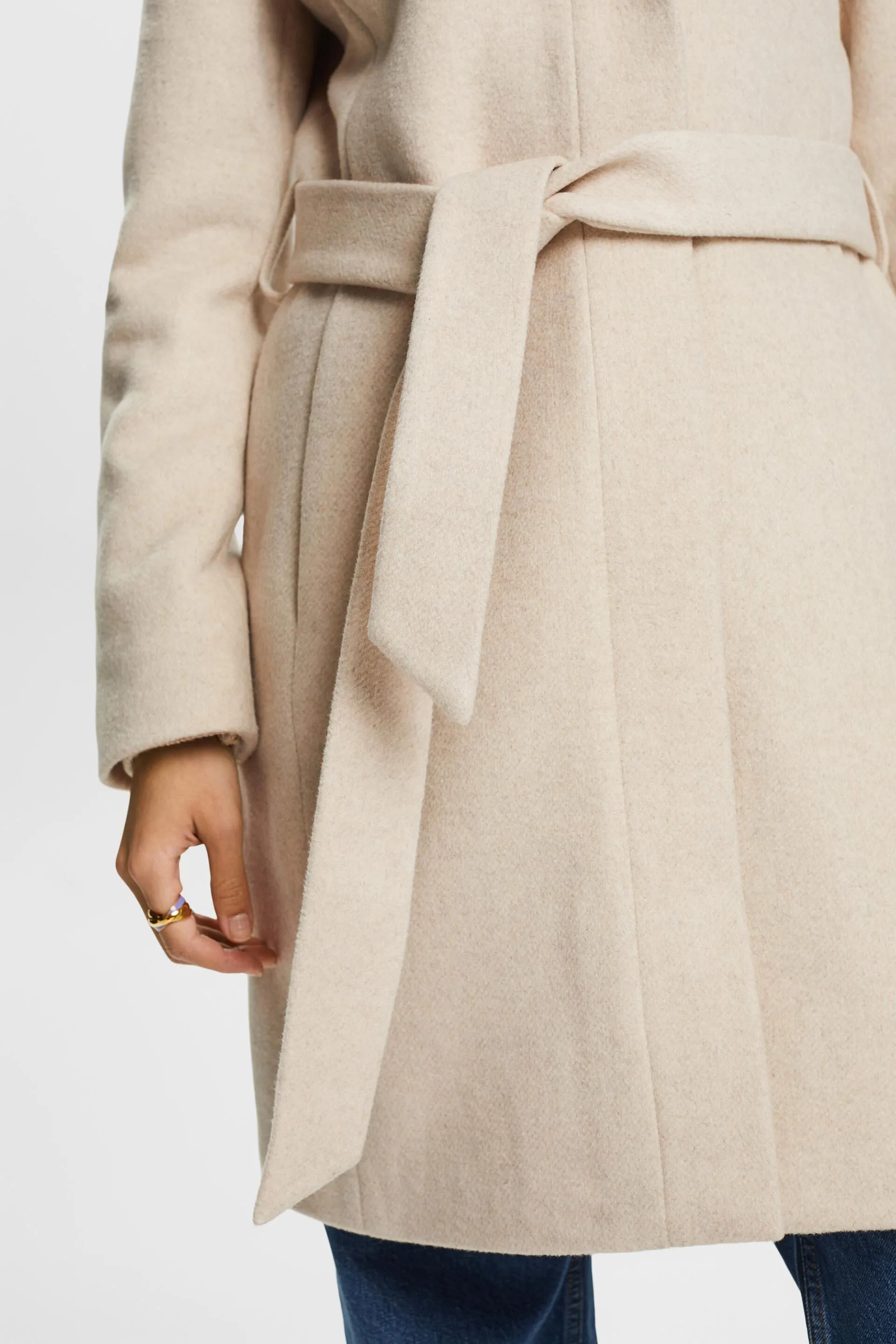 In materiale riciclato: cappotto in misto lana con cappuccio e cintura
