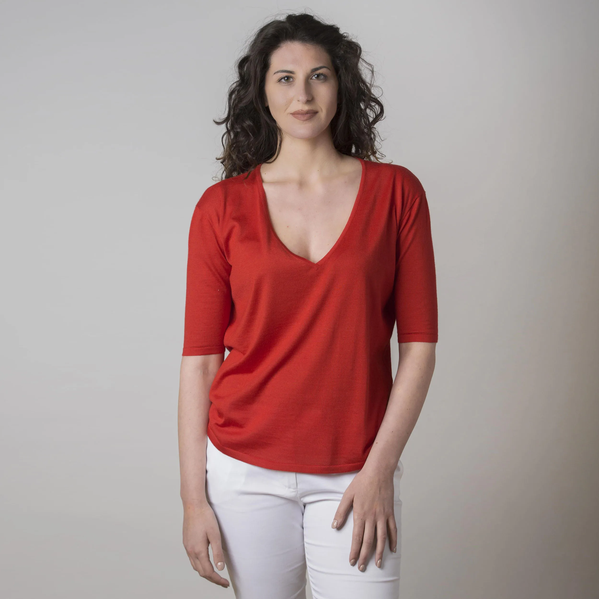 Maglia in Cashmere e Seta Rossa Scollo a V Profondo