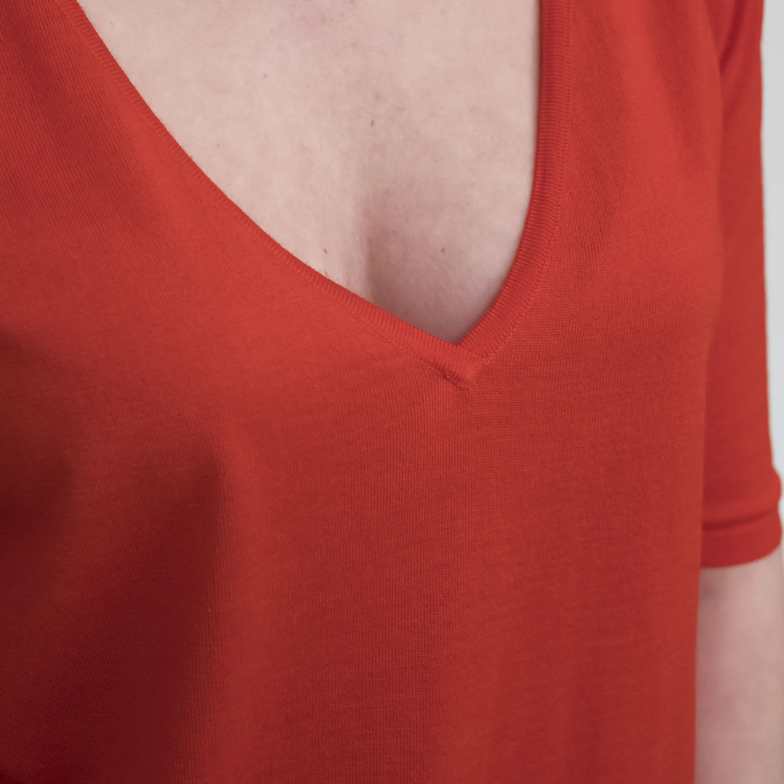 Maglia in Cashmere e Seta Rossa Scollo a V Profondo