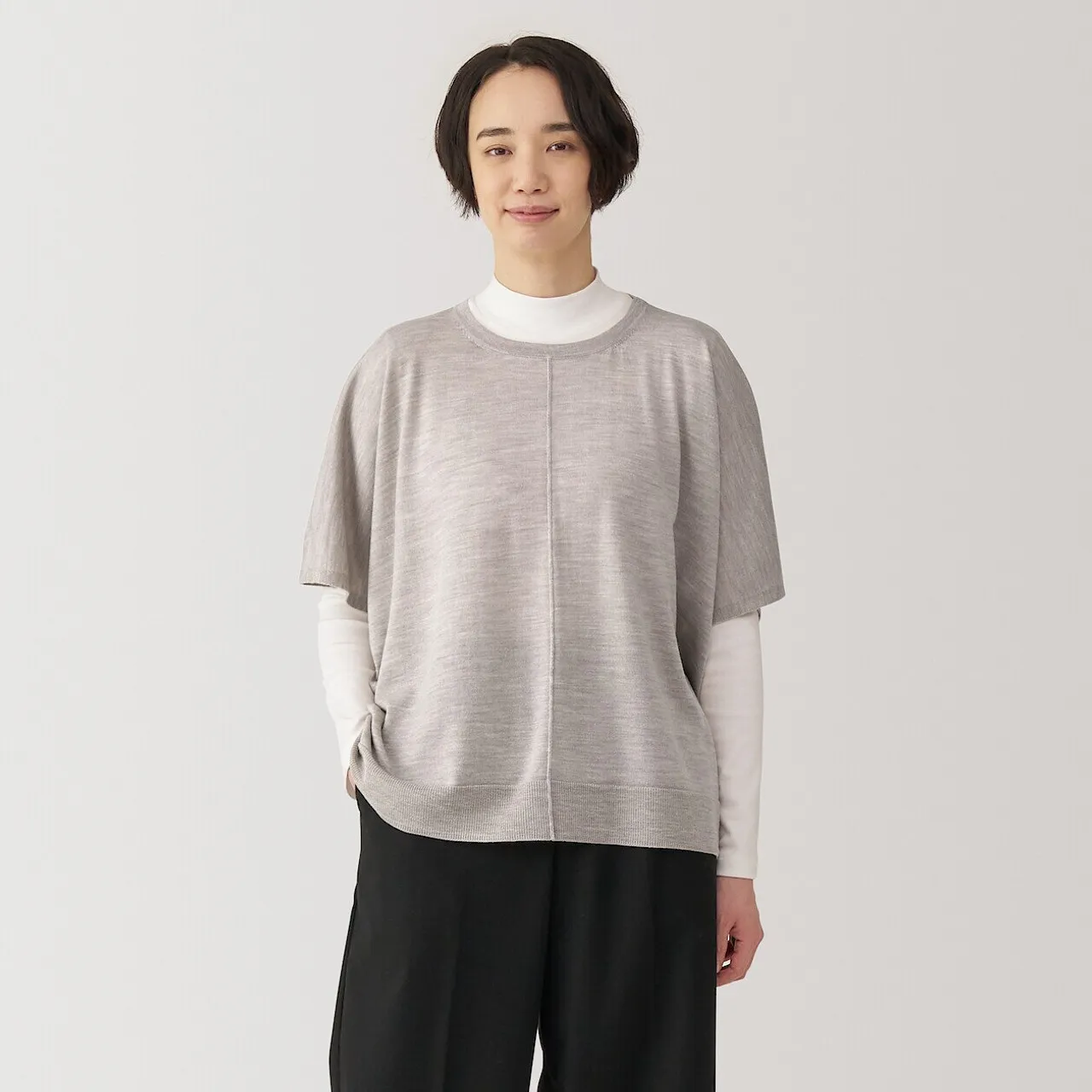 Poncho in lana a maglia fine per donna