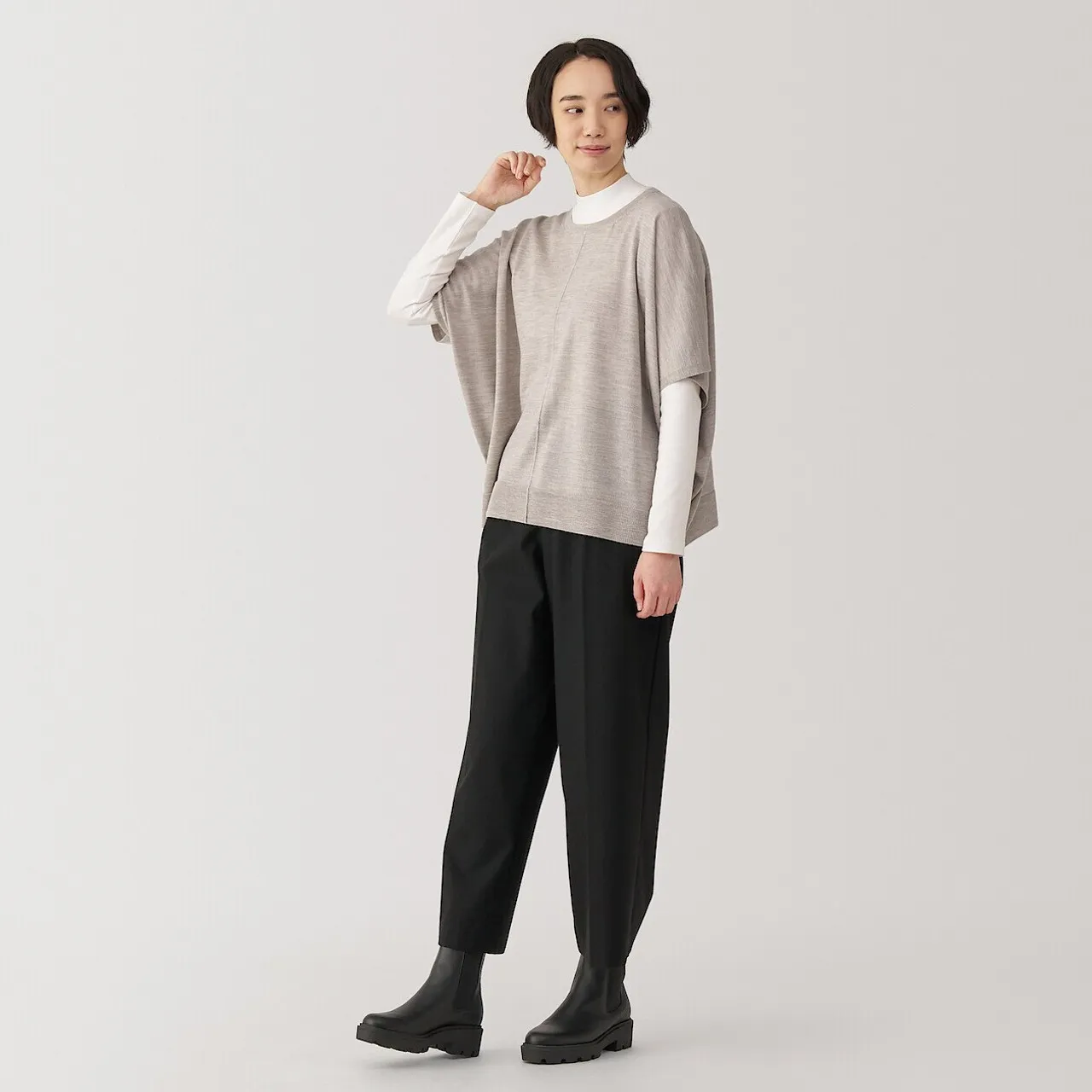 Poncho in lana a maglia fine per donna
