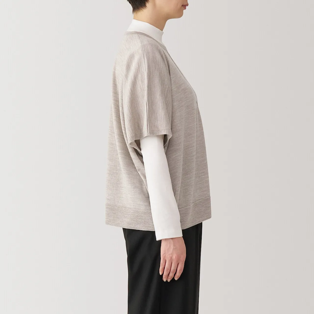 Poncho in lana a maglia fine per donna