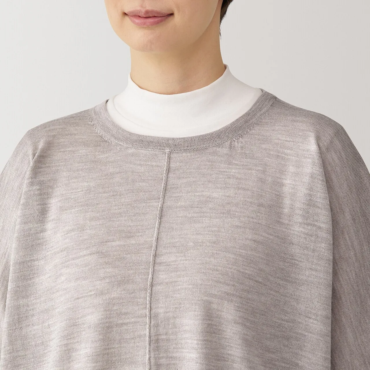 Poncho in lana a maglia fine per donna