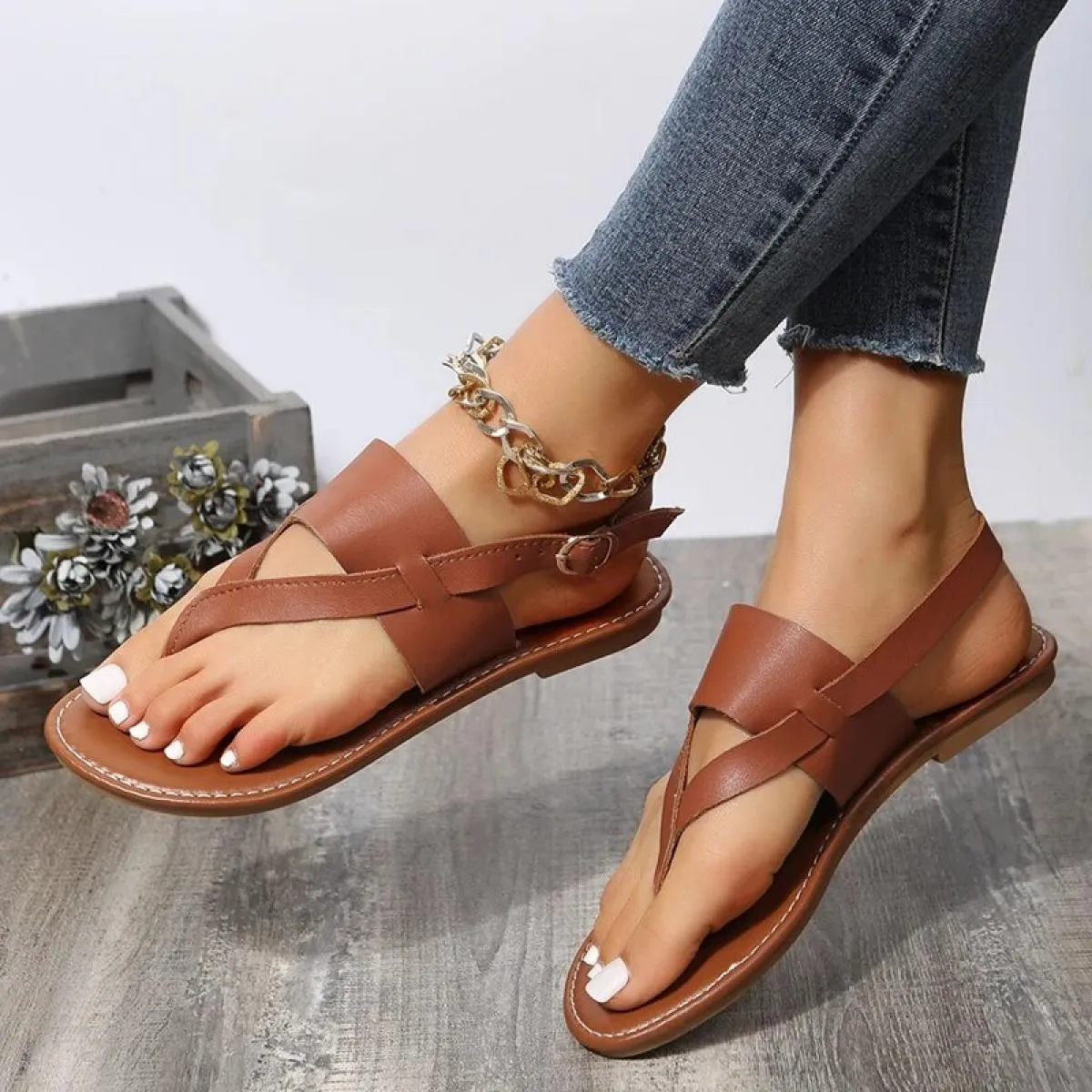 Sandali piatti con punta a clip stile romano per le donne Estate 2023 Sandali gladiatore con cinturino in pelle PU con fibbia Sc