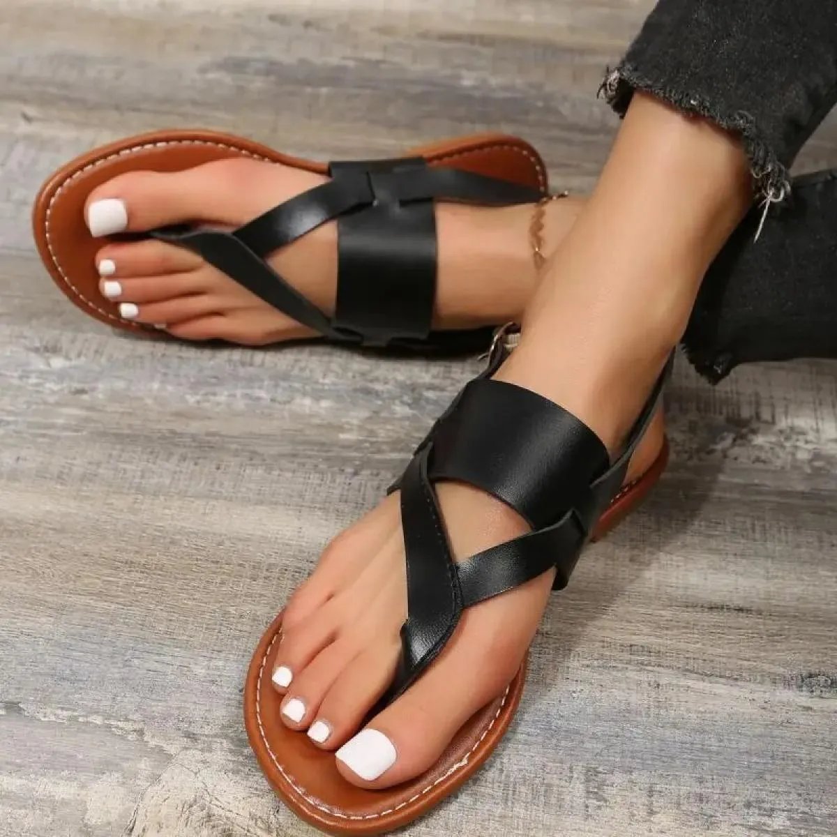 Sandali piatti con punta a clip stile romano per le donne Estate 2023 Sandali gladiatore con cinturino in pelle PU con fibbia Sc
