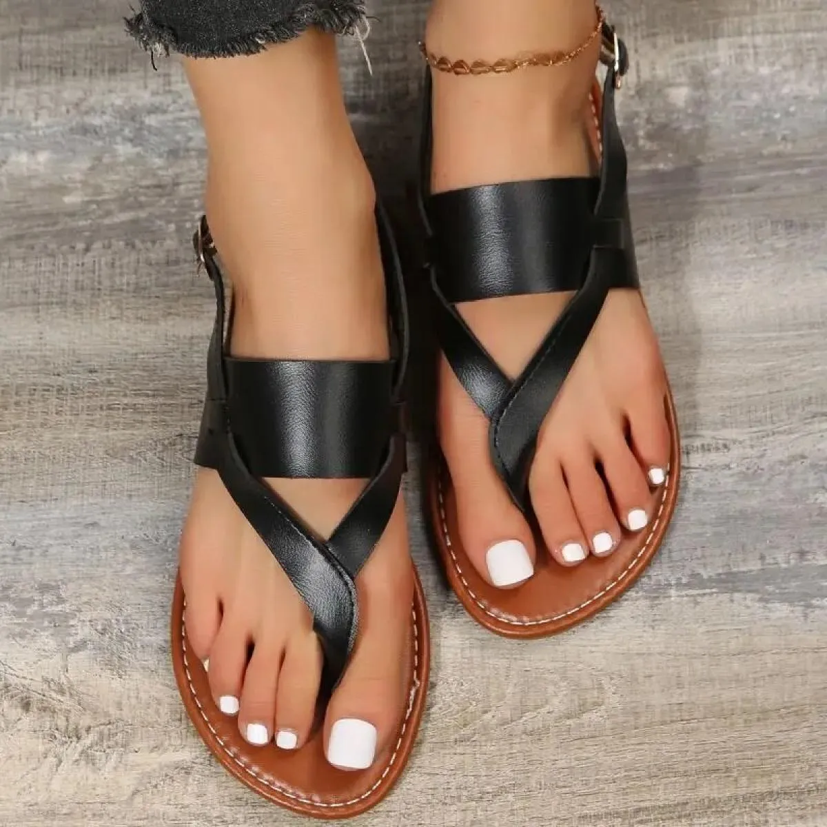 Sandali piatti con punta a clip stile romano per le donne Estate 2023 Sandali gladiatore con cinturino in pelle PU con fibbia Sc