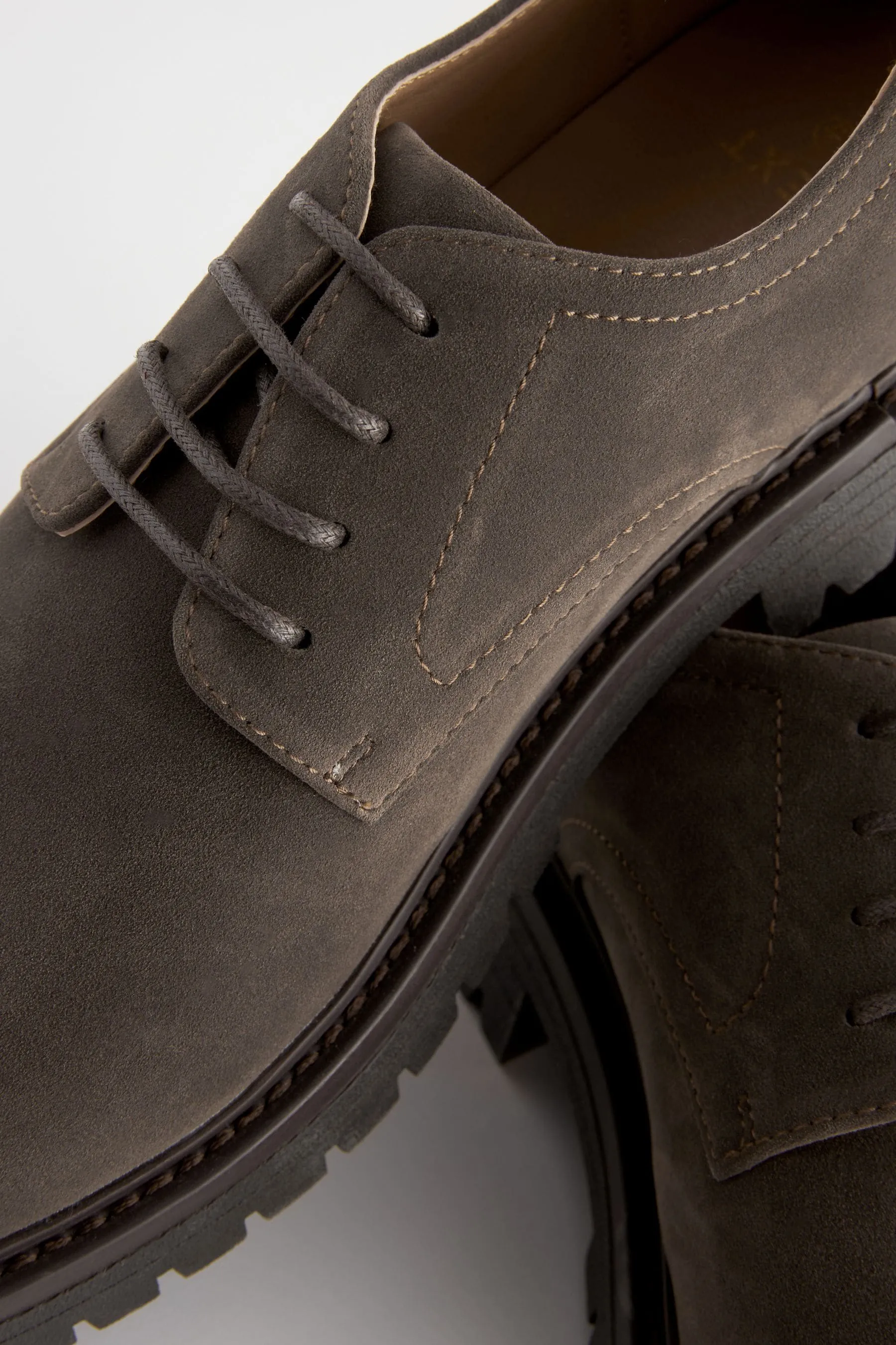 Scarpe Derby con suole a carrarmato    