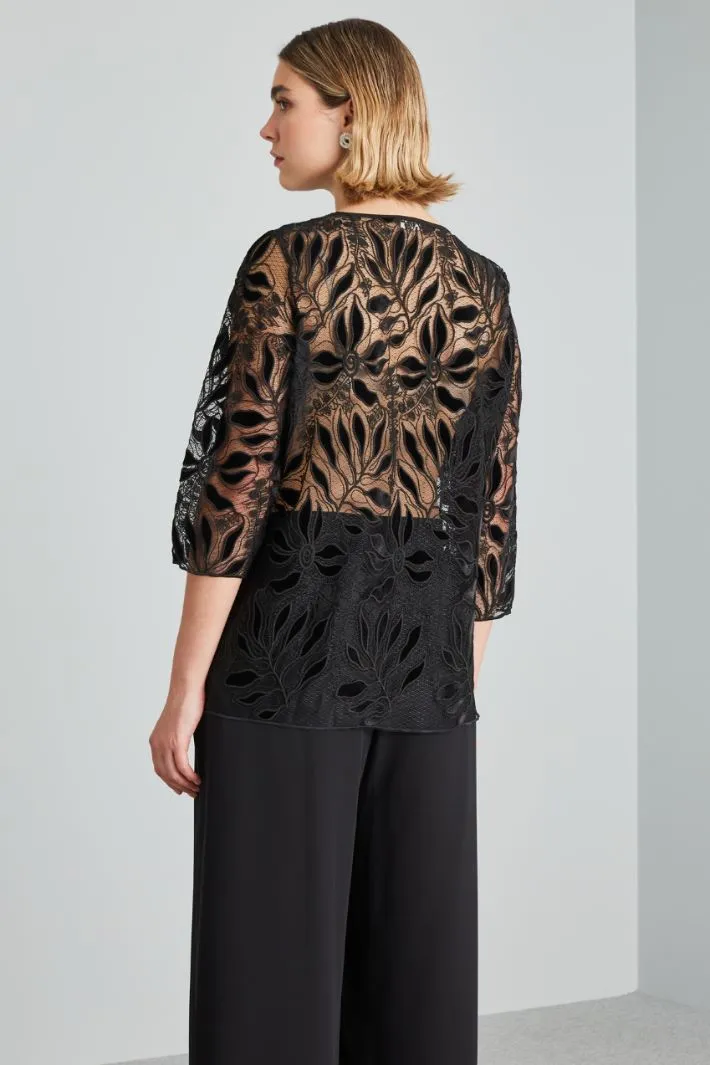 Top in pizzo ricamato